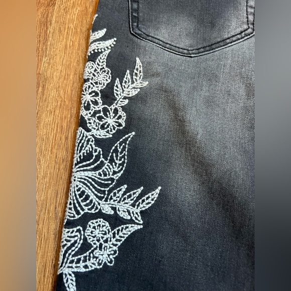 Romeo & Juliet Couture Black and White Skinny Jeans with Embroidery - Picture 8 of 9